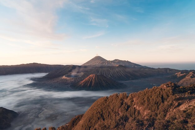 Photo the sunrise of the bromo volcano shot in java indunesia the beautiful sunrise