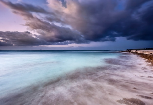 Foto alba sulla spiaggia caraibica