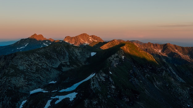 Alba monti carpazi, fagaras. in vista del negoiu all'aperto