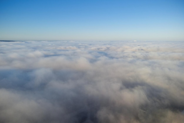 ドローンからの雲の上の日の出