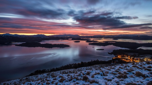 Photo sunrise on a cloudy winter morning over the village of luss and loch lomond scotland