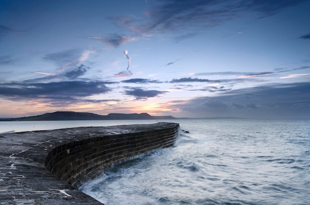 Восход солнца в The Cobb в Лайм-Реджисе