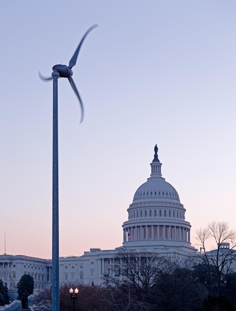 Photo sunrise behind the dome of the capitol in dc