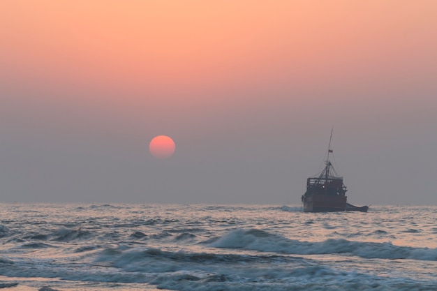 Фото Восход солнца в море и корабль i