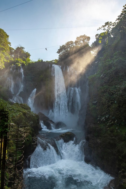 Alba all'interno della cascata pulhapanzak sulla foto verticale del lago yojoa honduras