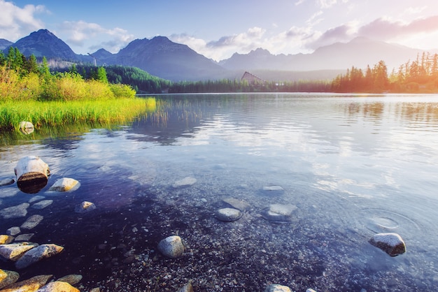 높은 Tatras 공원에서 호수 일출. Shtrbske Pleso, 슬로바키아