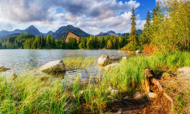 ハイタトラ公園の湖の日の出。 Shtrbske Pleso、