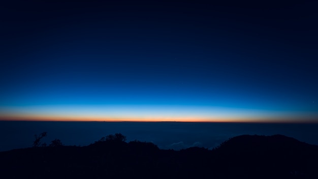 写真 山の上の日の出の風景