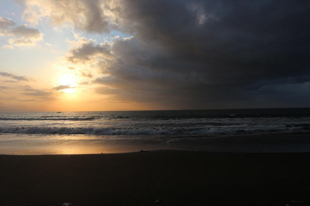 Luce dell'alba che brilla sulle onde dell'oceano.