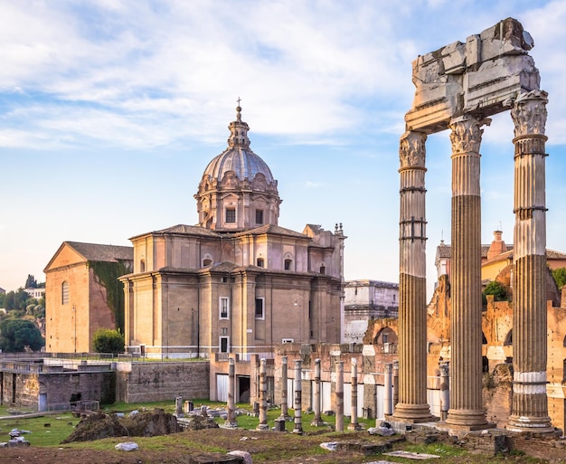 イタリアのローマのローマの古代建築の青い空と日の出の光