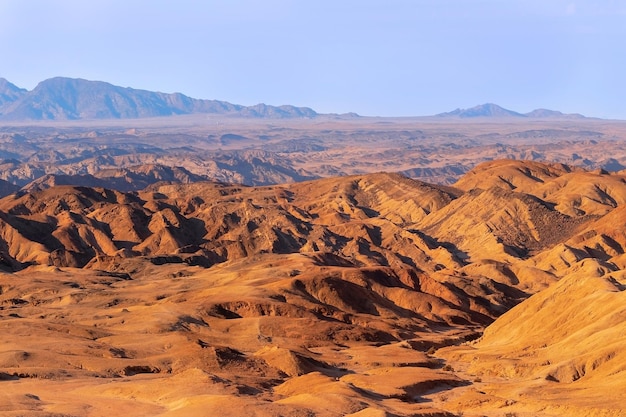 日の出は黄色い月の谷を照らします。アフリカの砂漠の風景。ナミビア