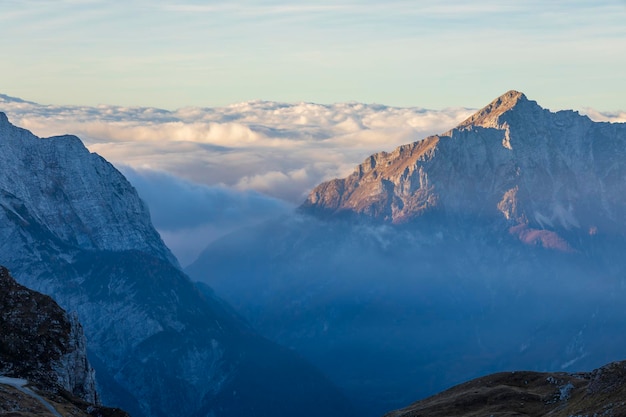 슬로베니아 Mangart 안장 Julian Alps 위의 일출