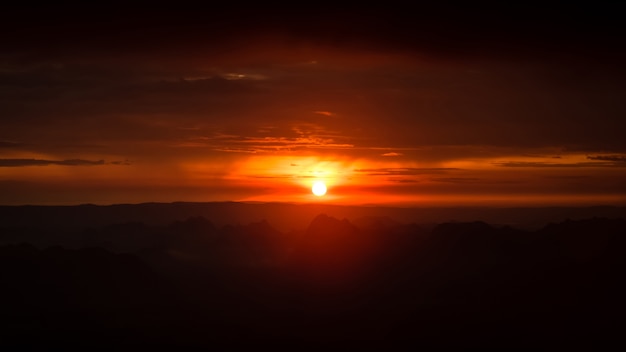 Alba al mattino, che galleggia sulle vaste montagne. i colori del cielo sono rossi e