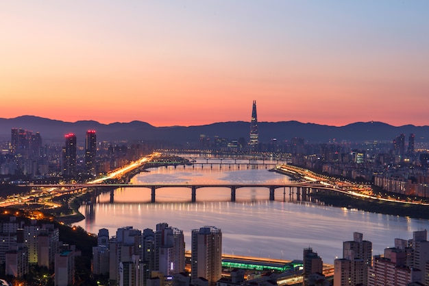 Восход солнца утром на реке Хан в Сеуле, Южная Корея