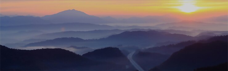 Photo 해가 뜨는 산의 웅장함
