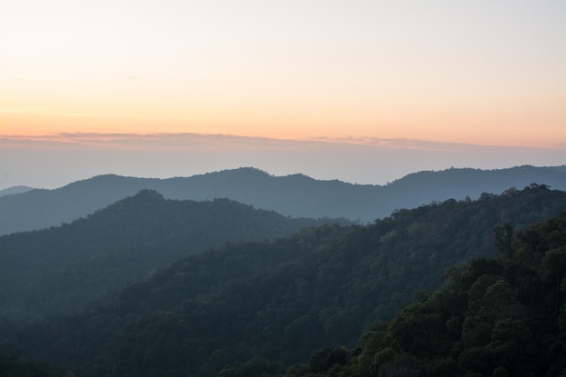 Восход солнца с видом на горы в Национальном парке Кьюхин Бан Че Сон Че Сон в Лампанге, Таиланд