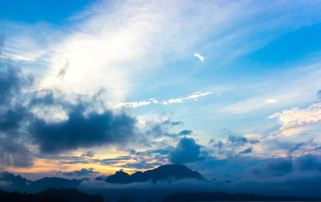 Alba sopra le montagne nuvola e nebbia