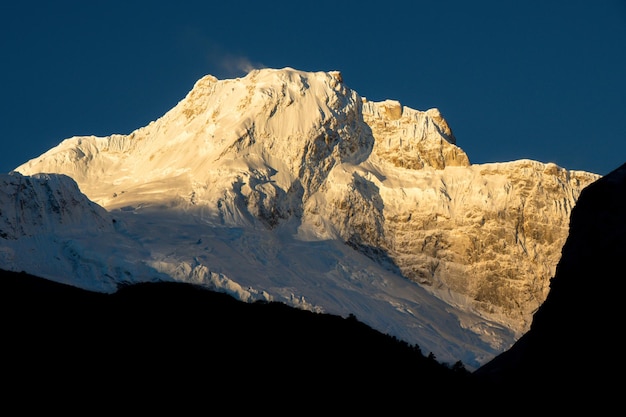 Alba sul monte manaslu durante il circuito di manaslu larke pass trekking in himalaya nepal