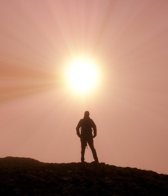 Photo sunrise in navarra hiker in front of the sunrise sun in navarra