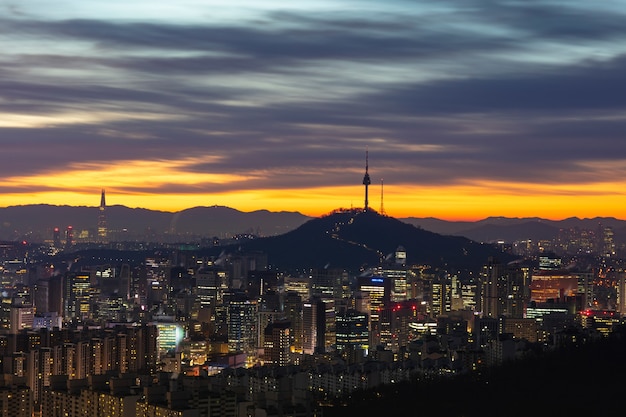 사진 한국에서 남산 서울 타워와 서울 도시의 일출.