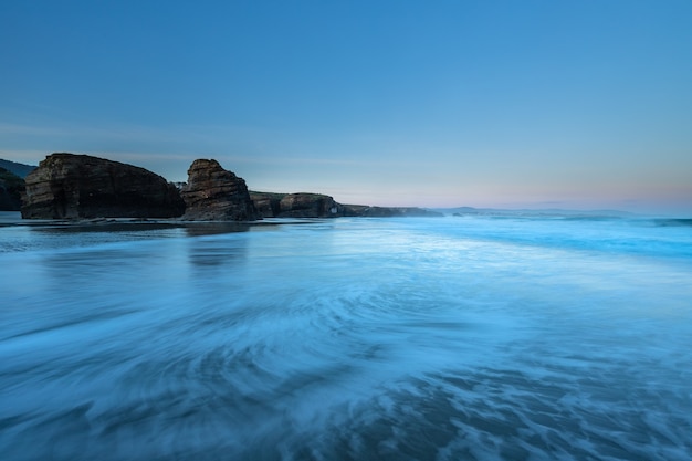 Photo sunrise at one of the most famous beaches in spain, las catedrales!