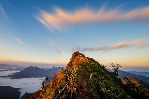 チェンライ、タイの山のPhu chee daoピークでの日の出