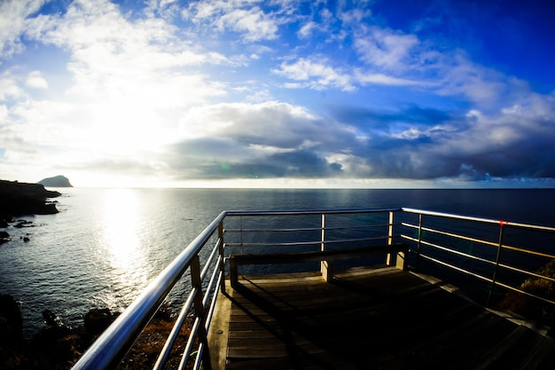 テネリフェ島カナリア諸島スペインの大西洋に架かる桟橋の日の出