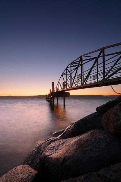 Foto l'alba su un molo sul mare di galilea