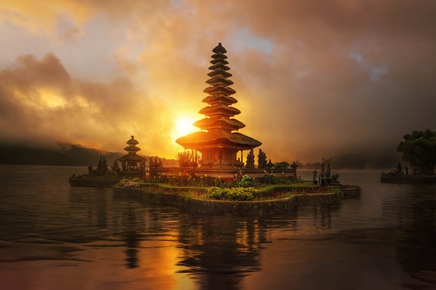 Pura Ulun Danu Bratan 사원에서 일출