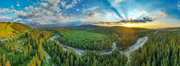 tatras 산 공중 드론 파노라마 보기에서 강 일출