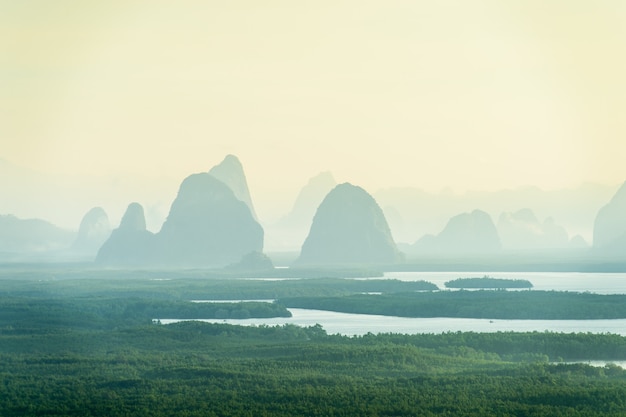 태국 Phang Nga 지방의 Samed Nangshe에서 일출