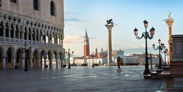 イタリア、ベニスのサンマルコの日の出