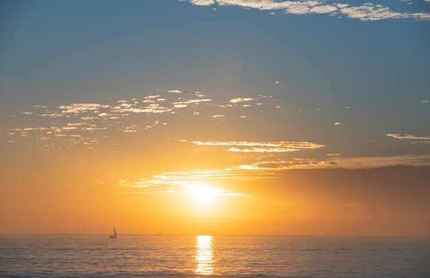 海の日の出と美しい雲景色とりどりの海のビーチの夕日