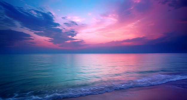 바다 위의 해가 뜨고 보라색의 아름다운 해변
