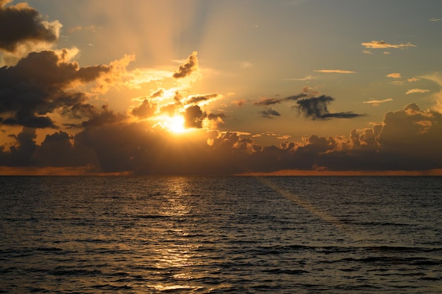 熱帯の海辺で日の出 美しい海辺の風景 美しい夕暮れ 海辺の夕暮れ