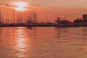 Photo sunrise on the seashore in the silhouette of the ships in the harbor selective focus