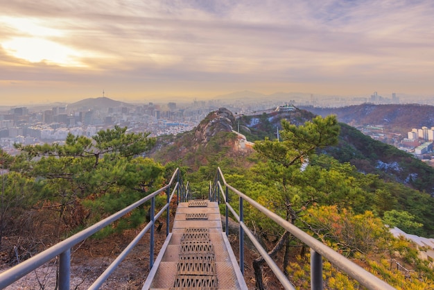 Foto alba della città di seoul, corea del sud.