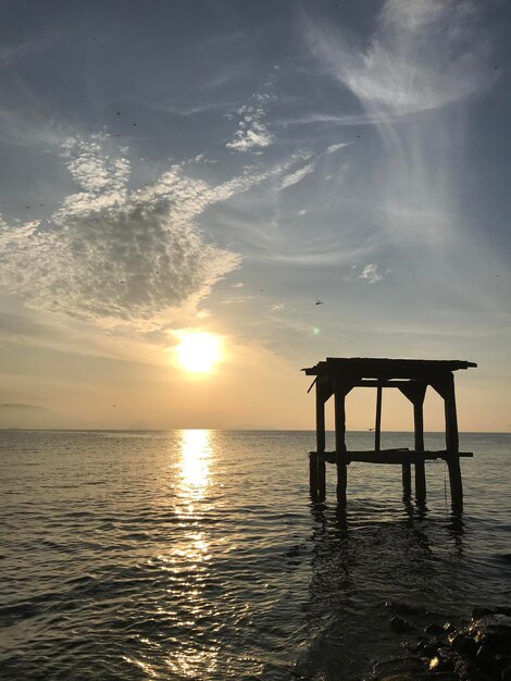 日の出の空の自然の海の風景