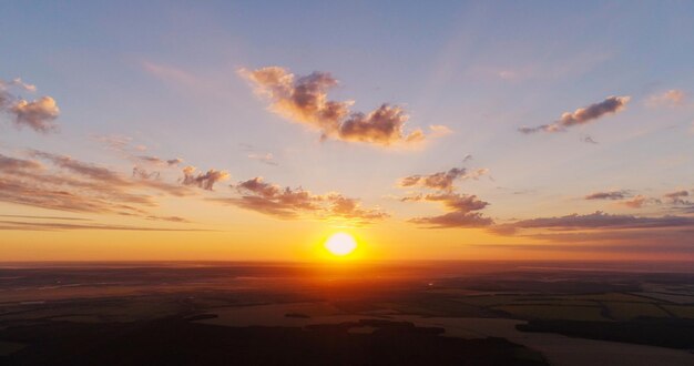 Foto vista aerea dell'orizzonte all'alba paesaggio mattutino natura