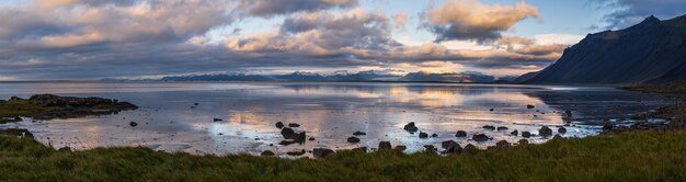 Foto sunrise stokksnes kaap zee strand ijsland verbazingwekkende natuursceneren populaire reisbestemming