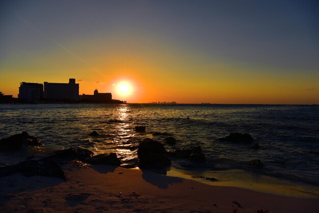 Foto l'alba o l'alba con vista sul mare e su una fila di alberghi