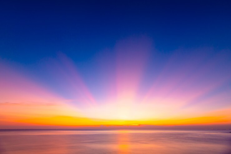 Photo sunrise or sunrise over the sea.