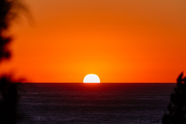 Alba o tramonto sul concetto di viaggio per mare