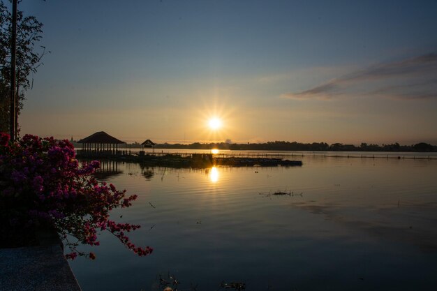 Photo sunrise twilight at kwan payao payao province in thailand