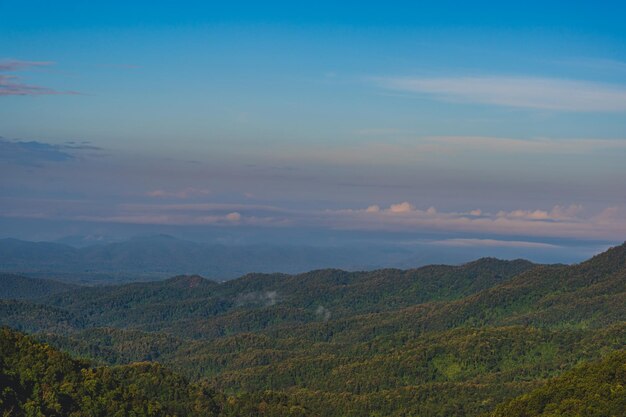 写真 チェンマイの農村部にある日の出の眺めと霧の海と層の山チェンマイはチェンマイまたはチェンマイと呼ばれることもあり、タイ北部最大の都市です