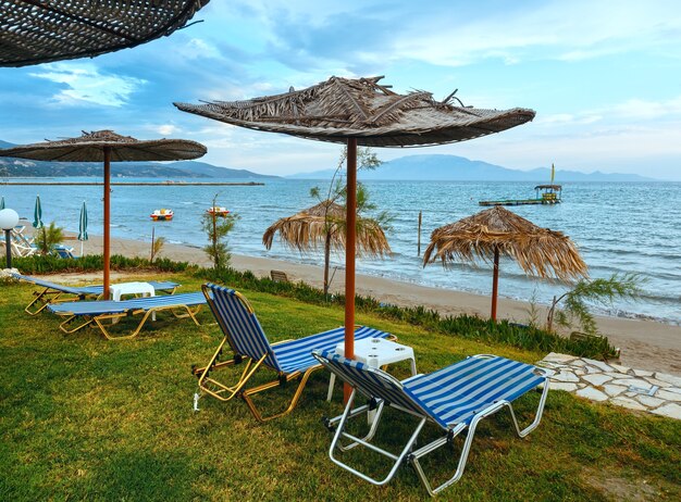 Photo sunrise view from beach. summer coastline greece, zakynthos, alykes, ionian sea.