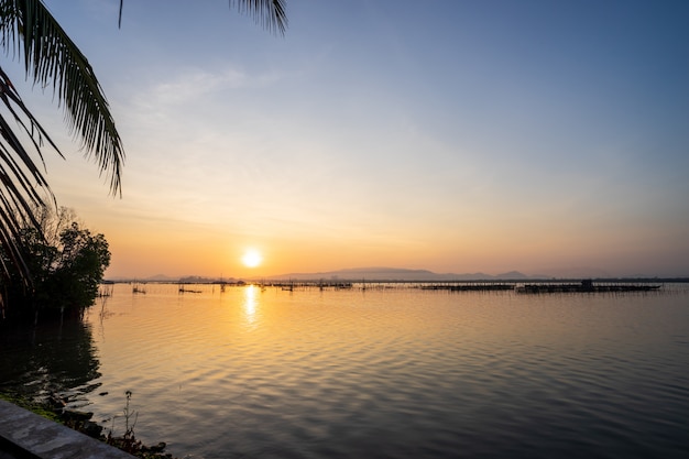 美しい夕暮れの空と湖からの日の出ビュー