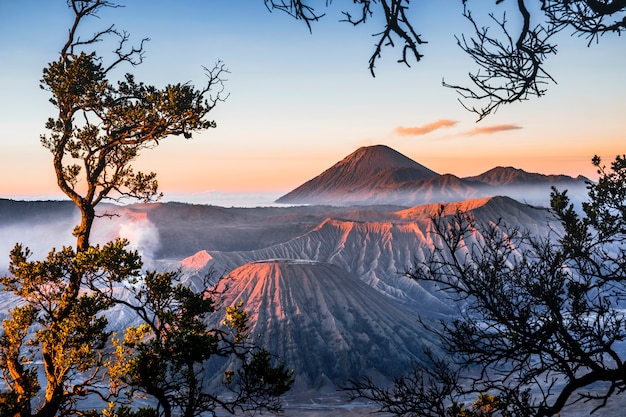 화산 브로 모 산 (Gunung Bromo) 동부 자바, 인도네시아에서 일출