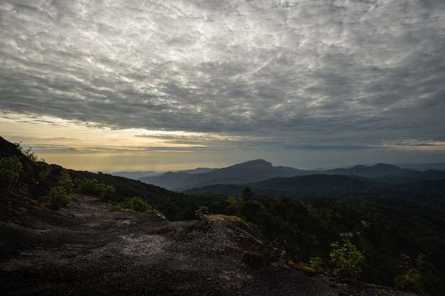 Doi Inthanon国立公園での美しい雲の日の出。タイのチェンマイ県