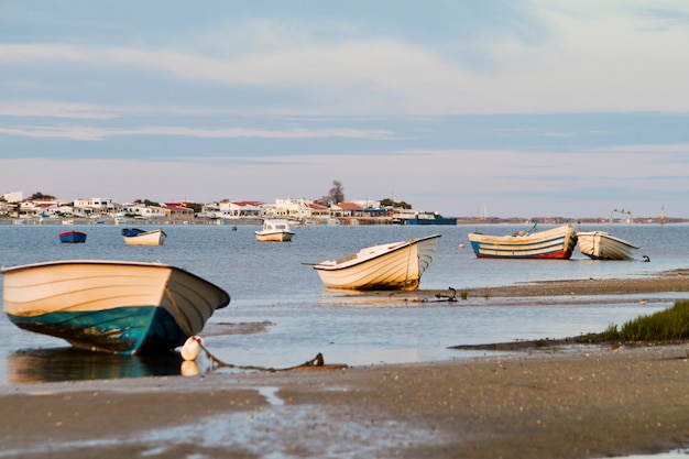 Foto alba con barche da pesca